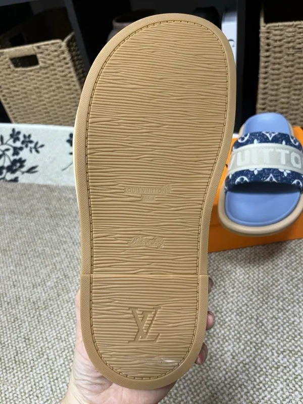 P320💰[New model] Long-term availability, 2025 new model, couple model [LOUlS VUlTTON] comes with drawer box, bag, card, invoice "Louis Vuitton ~ unique modern sandals. 》LV counter purchasing 🏃Men's and women's casual slippers, sold at the same time at the counter, the original old flower material upper is soft and comfortable, (refuses to discolor and rub the feet) sole: original factory special combination original sole, code number: 35--46 4 multiple colors 🉑️ to choose from